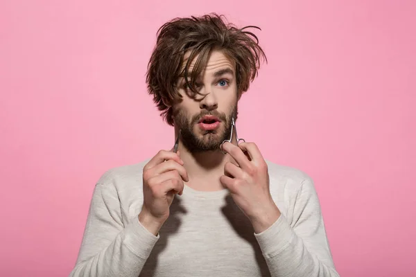 Coiffeur avec de longs cheveux élégants et visage surpris — Photo