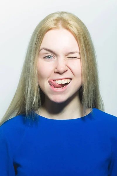 Winking kvinna med vita tänder på söta ansikte — Stockfoto