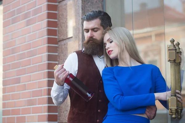 Casal apaixonado olhando para garrafa de vinho — Fotografia de Stock