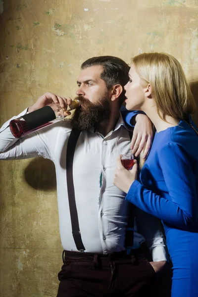 Menina com copo de licor olhando para o homem bebendo vinho — Fotografia de Stock