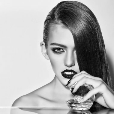 inci kabuğu ile kız