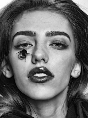 yüzünde arı ile kız