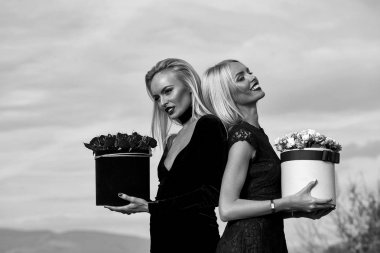 İkizler kutusunda çiçekli