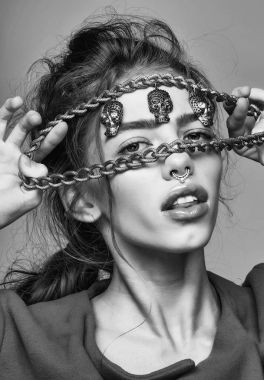 model metalik zinciri ve burun halkası ile