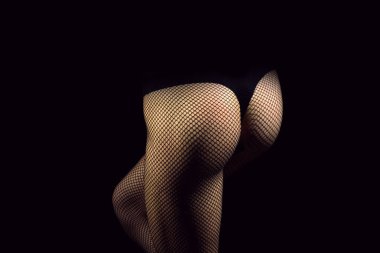 Popo ve kalça siyah külot ve File külotlu çorap giyen