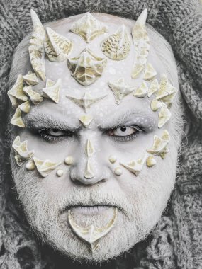 korku erkek ya da dikenler yüz makyaj ile canavar