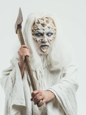 Uzun gümüş saçlı Sihirbazı