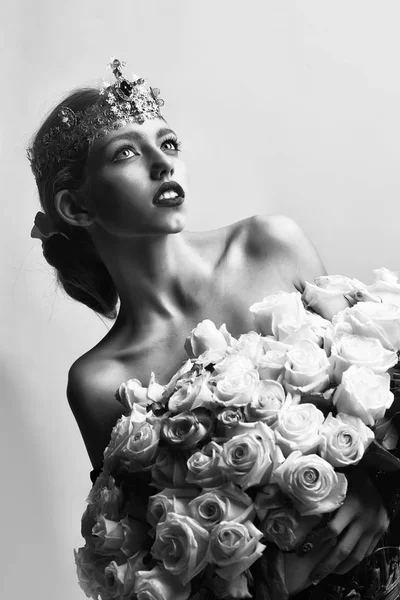 Modelo de moda com coroa de luxoprincesa mulher com coroa de luxo — Fotografia de Stock