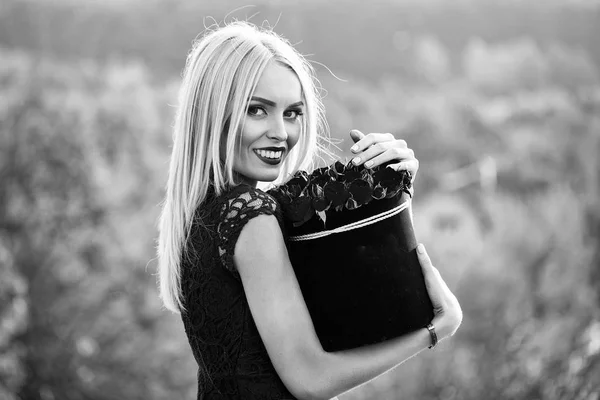 Mujer con flores en caja — Foto de Stock