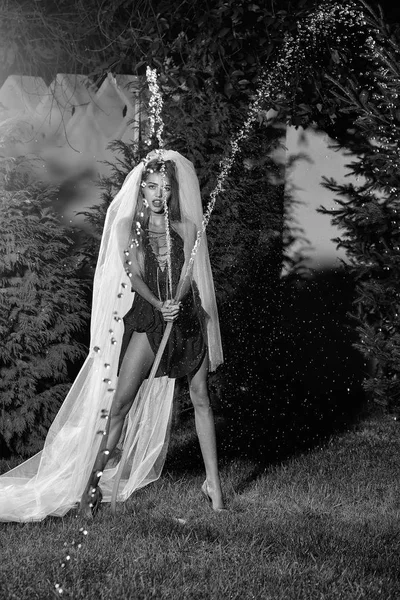 Mulher em véu com mangueira e água — Fotografia de Stock