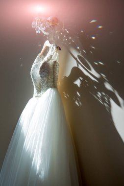 güzel lamba asılı gelinlik