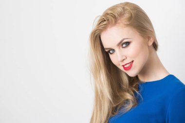 Mavi elbiseli gülümseyen kırmızı dudaklar ile mutlu kadın