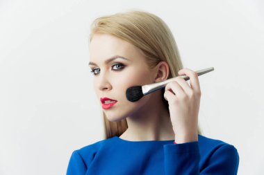 Kız makyaj fırçası toz yüzünde uygulama ile