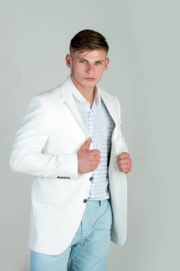 Casual elbise giymiş adam