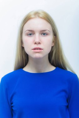 Kız genç yüzünde hiç makyaj ile