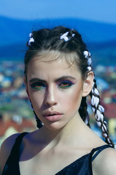 Mädchen mit modischem Make-up auf blauem Himmel Hintergrund. — Stockfoto