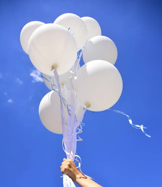 Globos de vacaciones vuelan en el cielo azul . — Foto de Stock