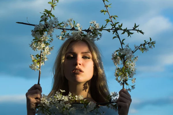 Mädchen im Frühling. — Stockfoto