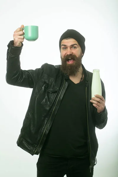 Hipster en sombrero con yogur y taza . — Foto de Stock