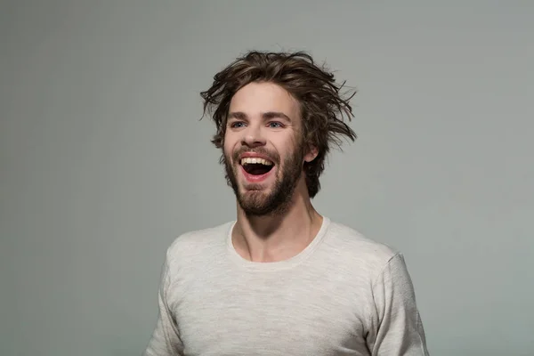 Uomo felice con lunghi capelli pettinati alla moda, mattina e barbiere — Foto Stock