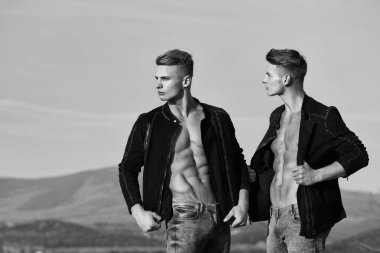 İkizler erkekler gökyüzü üzerinde