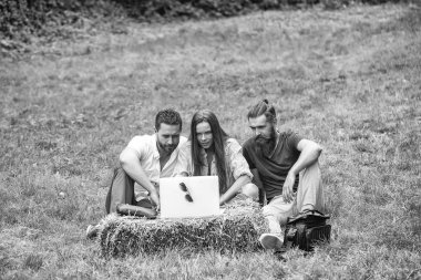 arkadaşlar dizüstü bilgisayar kullanarak