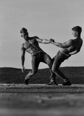 Erkekler veya vücut geliştiriciler güreş