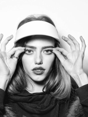 moda model veya spor şapkalı uzun saçlı kadın