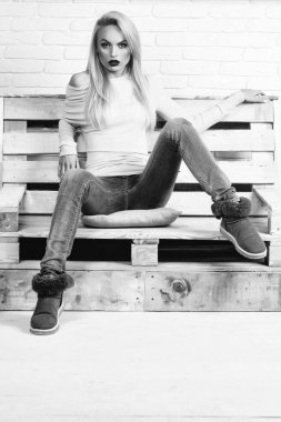 kadın kanepede oturuyor