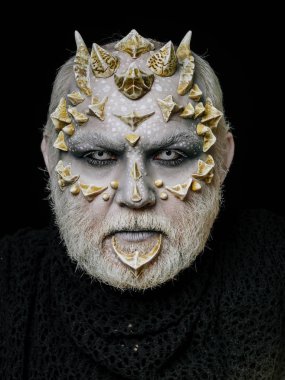 İblis kafası siyah arka plan üzerine