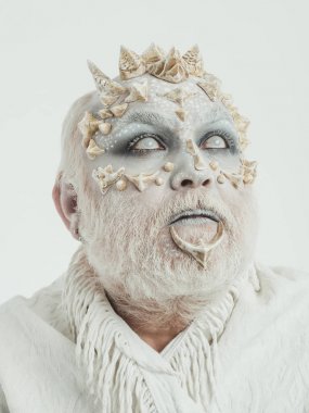 Adam kör gözlerle bakarken