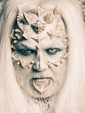 Adam ya da Sihirbazı ile gri sakal, diken ve yaratıcı makyaj