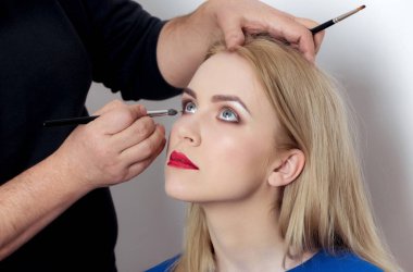 Gri gözleri ve kırmızı dudaklar makyaj almak ile kız