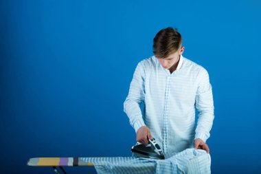 Giysileri ütüleyen adam