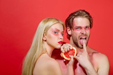 Yaz, greyfurt kadın yakınındaki insanın elinde çifte