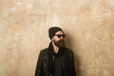 Hipster deri ceket ve gözlük ile şapka.