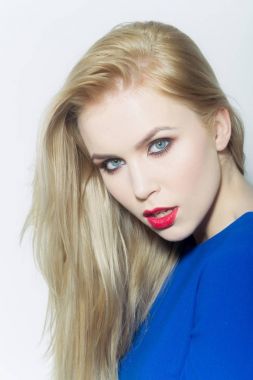 Kadın sarı uzun saçları ve kırmızı dudaklar ile poz