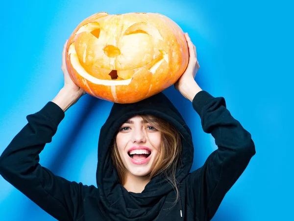 Mulher de Halloween com rosto feliz . — Fotografia de Stock