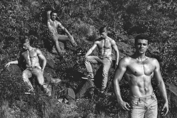 Macho homens com muscular sexy corpo ao ar livre — Fotografia de Stock