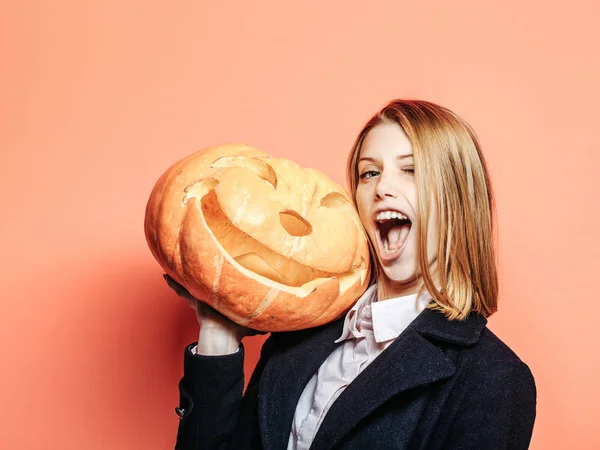 Mulher de Halloween com rosto feliz . — Fotografia de Stock