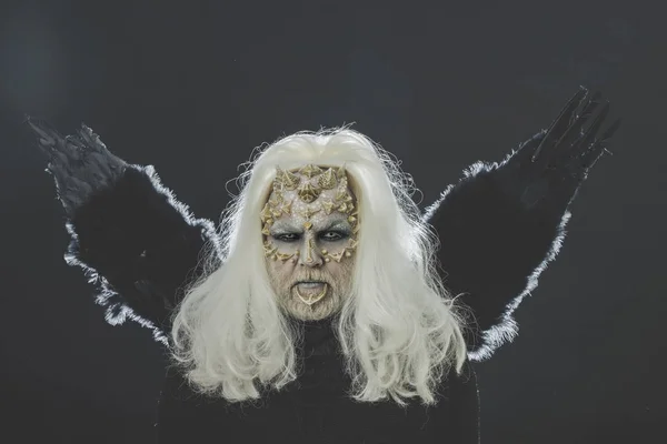Волшебник с длинными серебряными волосами на темном фоне — стоковое фото