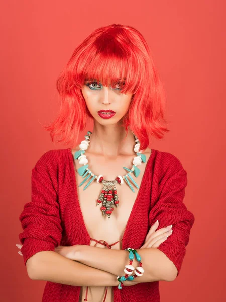 Kobieta w czerwoną perukę z modny makijaż. — Zdjęcie stockowe