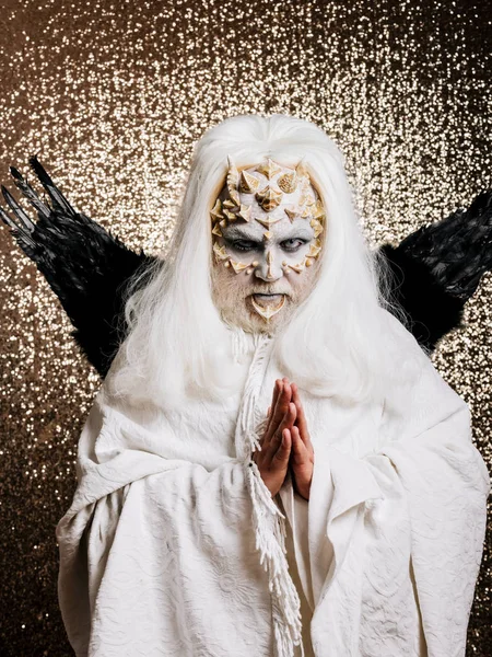 Beyaz kumaş şeytana