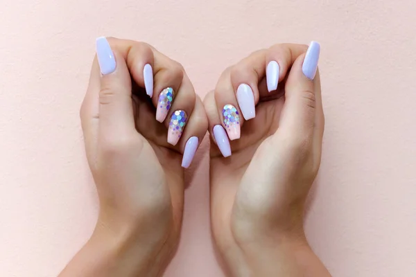 Mujer mostrar manicura profesional sobre fondo rosa . — Foto de Stock