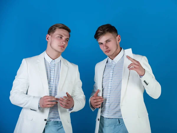 Homens segurando cartões em branco no fundo azul — Fotografia de Stock