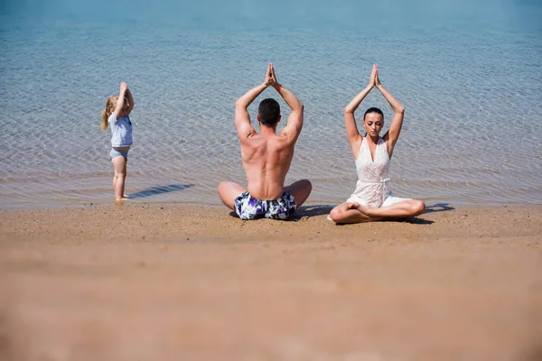 Yoga y meditación, amor y familia, vacaciones de verano, espíritu, cuerpo —  Fotos de Stock