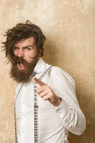 Hombre con barba larga y pelo en camisa y tirantes — Foto de Stock