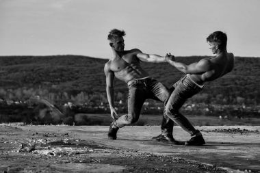 Erkekler veya vücut geliştiriciler güreş