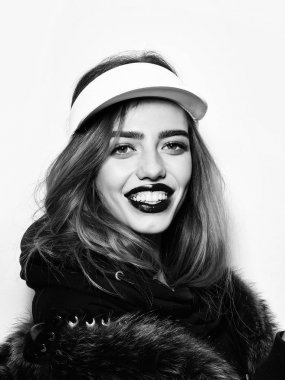 kız ya da kadın spor şapkalı uzun saçlı