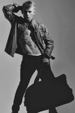 Adam seksi vücut ile büyük torba tutar